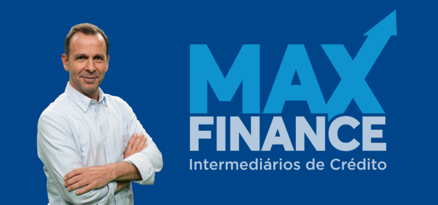 CEO Maxfinance braços cruzados, de camisa branca, com fundo azul e logotipo da empresa na vertical 